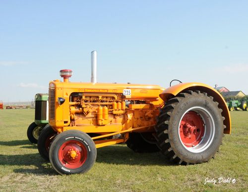 minneapolis-moline-tractor-at-show-1